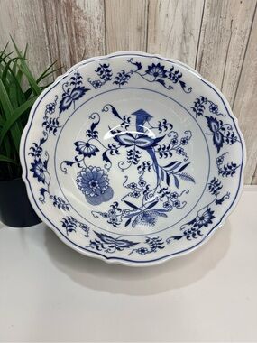 Vintage 10” Blue Danube "Blue Onion" large serving/salad bowl made in Japan